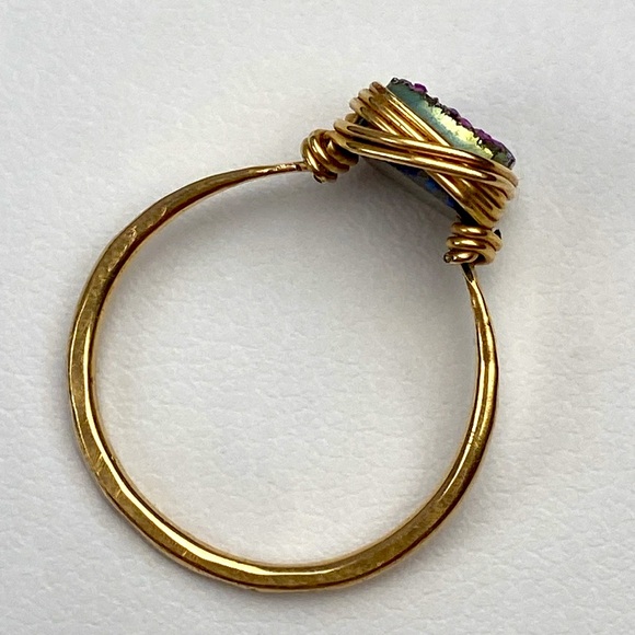 Peacock Drusy artisan ring with fine wrap detail and hammered golden - Picture 5 of 11
